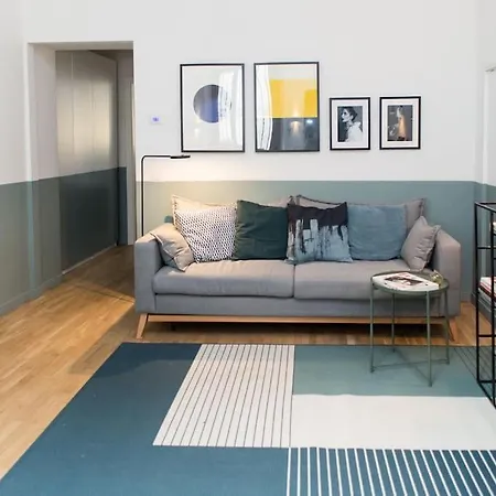 New Elegant Flat 3 Min From Station. דירה *