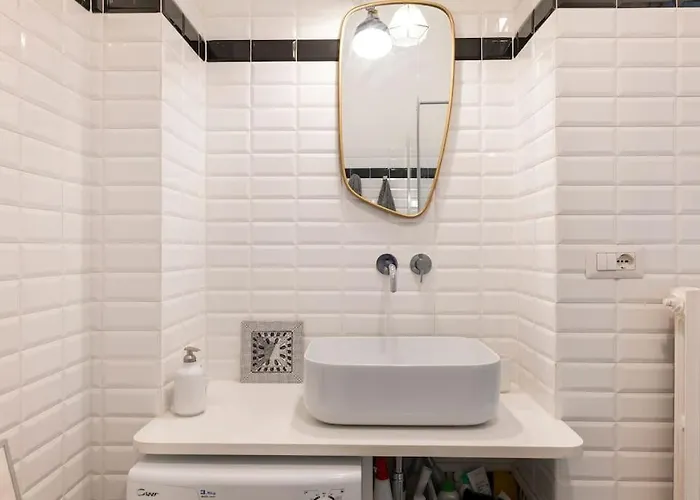 New Elegant Flat 3 Min From Station. Apartment