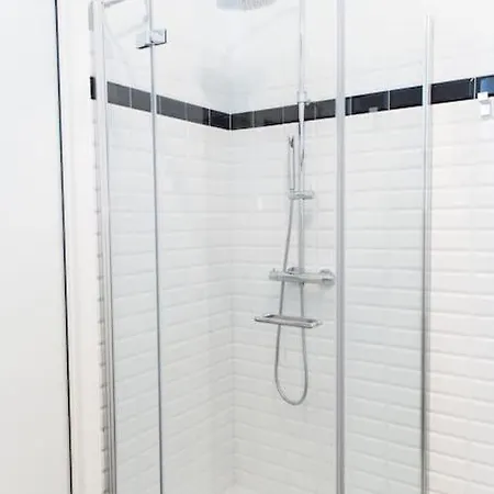 New Elegant Flat 3 Min From Station. Mailand