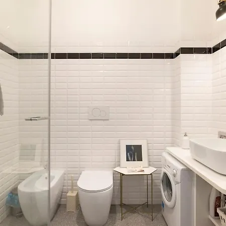 New Elegant Flat 3 Min From Station. Mailand
