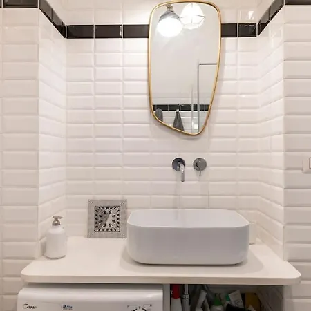 New Elegant Flat 3 Min From Station. Apartment